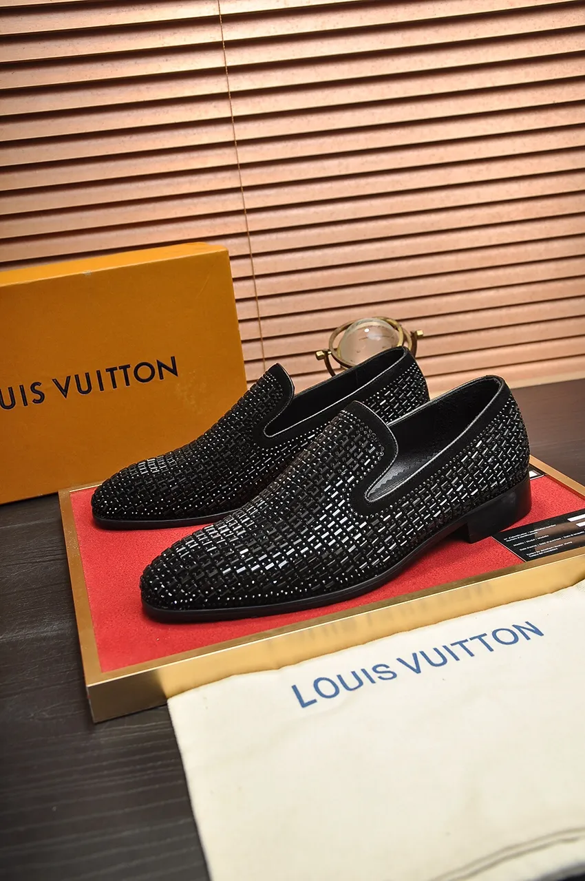 Men's men's shoes 💰560💶 [LV] (original single cowhide lining) 🍀LV's latest genuine leather business suit shoes are launched simultaneously on the official website. The first-layer cowhide imported from Italy is made of heavy gold, 💥1:1 rubber outsole from the official website. Versatile to wear, high-end without losing class, and the color combination is extraordinary. This four-season style is alluring when worn on your feet, showing off your big-name flair. Standard code 38-45 (45 customized)